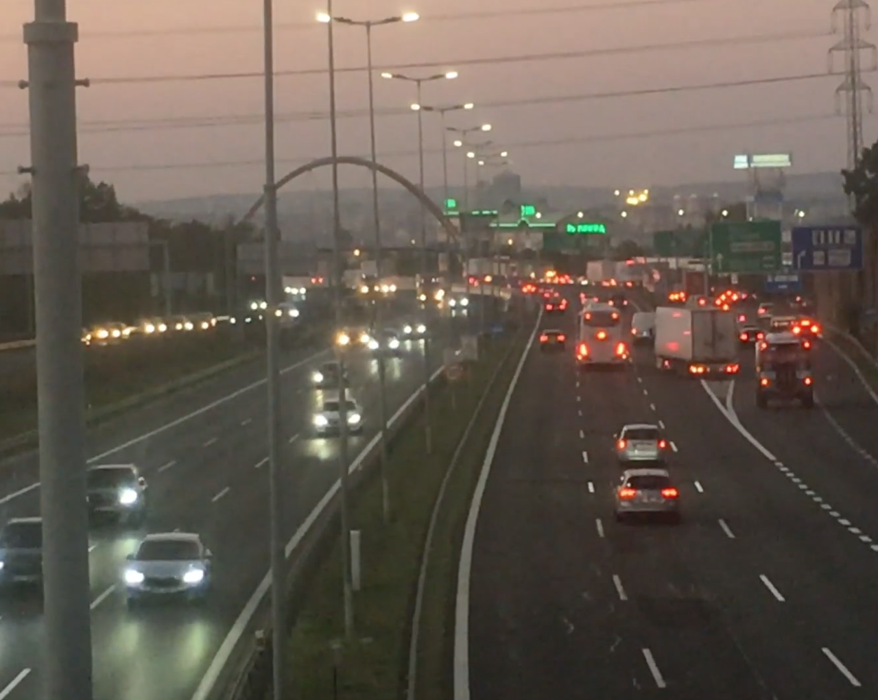 za jak dlouho začnou pejska pálit tlapičky když vystoupí na dálnici