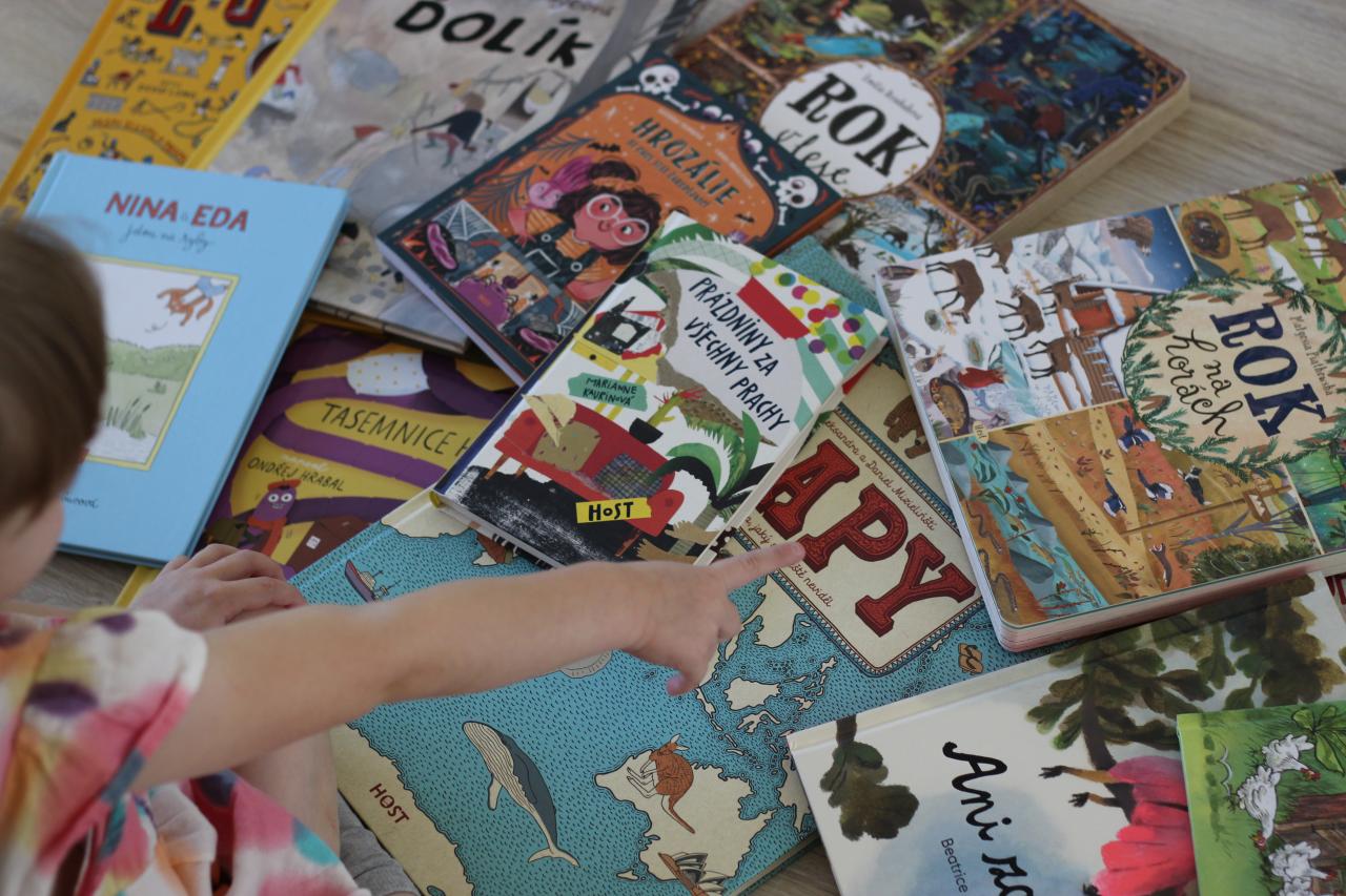 Prodejní stánek s knihami